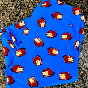 New without tags, Lularoe birthday cake leggings. Tall and Curvy (TC)